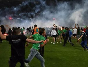 Fransa’daki Auxerre – Saint-Etienne maçında büyük olaylar çıktı! ŞAMPİYONLAR LİGİ FİNALİNE OLAYLAR DAMGA VURDU